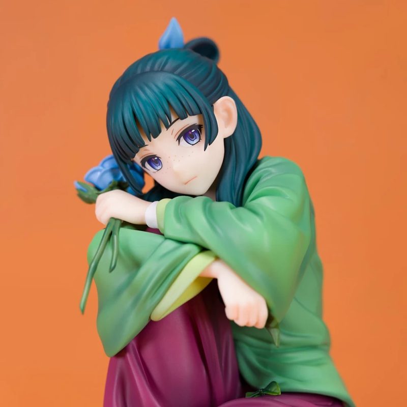 Figura Maomao Sentada 12 cm con Taburete – Figurita Decorativa Anime PVC - Imagen 2